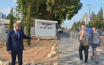 Head of the Yesh Atid political party Yair Lapid gestures to recruits outside Tel ha Shomer IDF army base near Tel Aviv, August 13, 2018. (Flash90)
