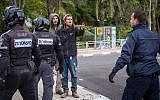 Illustrative: Right-wing activists clash with police outside a court hearing in Rishon Lezion, on the matter of the Jewish youth suspects in a major security probe whose details are under gag order on December 31, 2018. (Flash90)