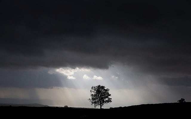 Sun rays seen through clouds on the Golan Heights, January 14, 2019. (Maor Kinsbursky/Flash90)
