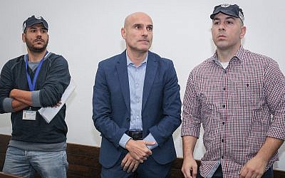 Israel Bar Association former chairman Efi Nave (center) at a Tel Aviv court on January 16, 2019 (Koko/Pool/Flash90)