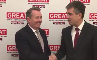 Minister of the Economy Eli Cohen (R) with UK International Development Secretary Liam Fox in Davos Switzerland on January 23, 2019 (Screencapture/Twitter)