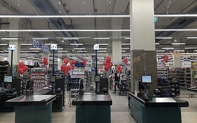 The interior of the new Rami Levi supermarket at the Atarot Mall (Jessica Steinberg/Times of Israel)