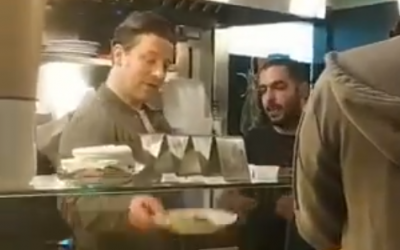 UK celebrity chef Jamie Oliver (L) is seen at Sultana restaurant in central Tel Aviv on January 29, 2019. (Screen capture: Twitter)