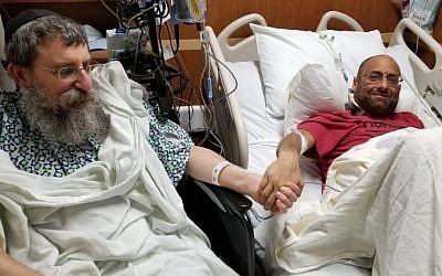 Altruistic liver donor Rabbi Ephraim Simon, left, and recipient Adam Levitz meet prior to surgery at the Cleveland Clinic. (Courtesy Chabad)