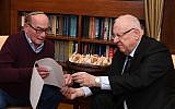 88-year-old Holocaust survivor David 'Dugo' Leitner, left, and President Reuven Rivlin at the President's Residence in Jerusalem for a falafel lunch, January 17, 2019. (Mark Neiman/GPO)