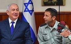 Prime Minister Benjamin Netanyahu (L) sits next to military secretary Avi Bluth during a cabinet meeting on August 16, 2018. (Kobi Gideon/GPO)