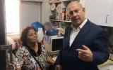 Prime Minister Benjamin Netanyahu (R) visiting the home of south Tel Aviv resident Sophia Menashe on August 31, 2017. (Screen capture: Facebook)