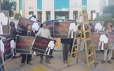 Far-right activists protest the continued detention of the prime suspect in the killing of Aisha Rabi outside the Rishon Lezion Magistrate's Court on January 23, 2018. (Liat Bracha)
