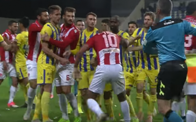 Hapoel Tel Aviv players (in red) and Maccabi Tel Aviv players in a scuffle during a game on January 14, 2019 (screenshot) Hapoel Tel Aviv players (in red) and Maccabi Tel Aviv players in a scuffle during a game on January 14, 2019 (screenshot)