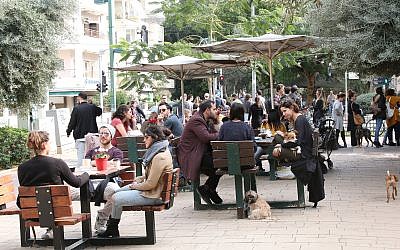 Crowds at a cafe on Ben Gurion Boulevard in Tel Aviv. (Shmuel Bar-Am)