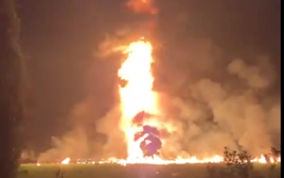 A huge fire exploded at a pipeline leaking fuel in central Mexico on Friday, killing at least 20 people and badly burning 60 others as locals collected the spilling gasoline in buckets on January 18, 2019 (Screen capture/Twitter)