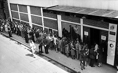 In 1944, Hungarian Jews line up outside the 'Glass House' building from which Swiss diplomat Carl Lutz helped save the lives of tens of thousands of people. (FOTO:FORTEPAN / Archiv für Zeitgeschichte ETH Zürich / Agnes Hirschi)