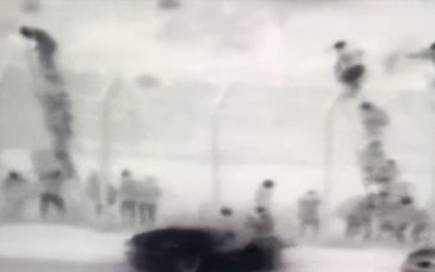 Illustrative: Egyptian drug smugglers on ladders are seen throwing their goods to Israeli Bedouin smugglers across the border in footage from 2018. (Channel 13 screenshot)