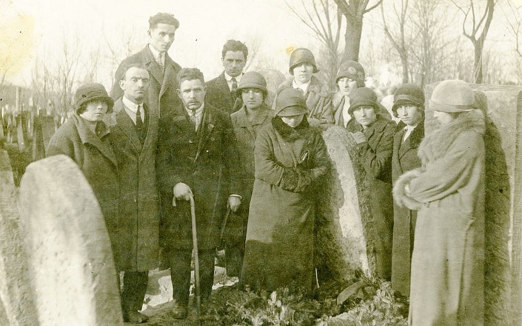 A group of anarchists in Warsaw mourn during the 1926 funeral of activist 'White Morits,' who had previously been imprisoned for anarchist activities. (Courtesy YIVO Institute for Jewish Research) A group of anarchists in Warsaw mourn during the 1926 funeral of activist 'White Morits,' who had previously been imprisoned for anarchist activities. (Courtesy YIVO Institute for Jewish Research)