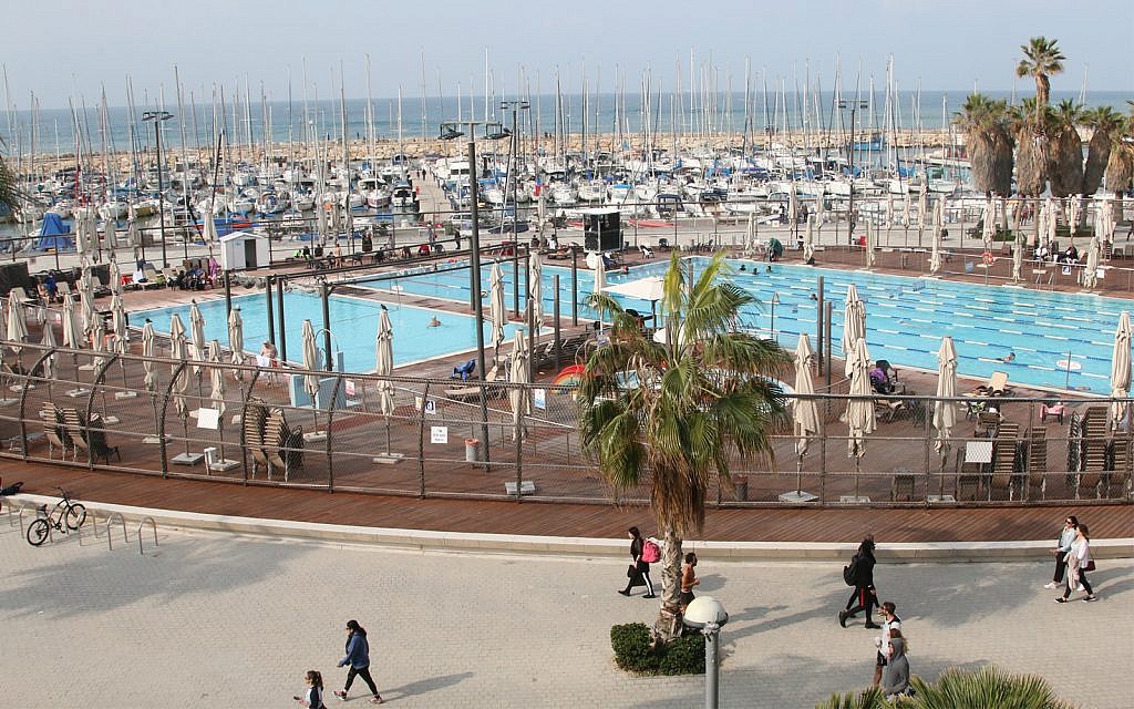 Gordon Pool, open year round, located where Ben Gurion Boulevard meets Tel Aviv's boardwalk. (Shmuel Bar-Am)