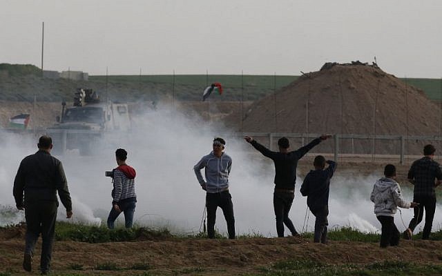 Palestinians demonstrate near the fence along the border with Israel, east of Gaza City, on February 1, 2019. (SAID KHATIB / AFP) Palestinians demonstrate near the fence along the border with Israel, east of Gaza City, on February 1, 2019. (SAID KHATIB / AFP)