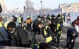 Protesters take part in a demonstration amid tear gas smoke on February 16, 2019 in Paris. (ERIC FEFERBERG / AFP)