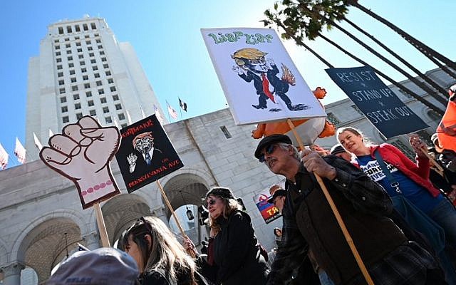 People protest against US President Donald Trump's National Emergency declaration, February 18, 2019, outside City Hall in Los Angeles, California (Robyn Beck / AFP) People protest against US President Donald Trump's National Emergency declaration, February 18, 2019, outside City Hall in Los Angeles, California (Robyn Beck / AFP)