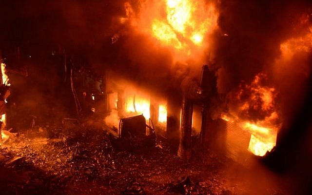Flames and smoke rise from building after a fire broke out in an old part of the Bangladeshi capital Dhaka on February 21, 2019. (STR / AFP) Flames and smoke rise from building after a fire broke out in an old part of the Bangladeshi capital Dhaka on February 21, 2019. (STR / AFP)