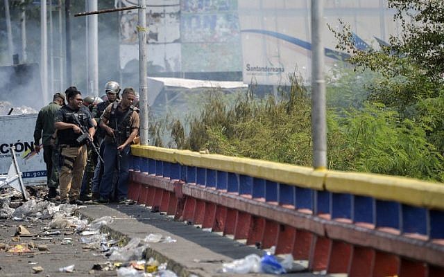 Venezuelan Bolivarian National Guard members check damages at the Francisco de Paula Santander international bridge in Urena, Venezuela on February 24, 2019, following protests in the region after Venezuelan President Nicolas Maduro ordered a temporary closure of the border with Colombia to prevent the humanitarian aid from entering the country. (Luis Robayo/AFP) Venezuelan Bolivarian National Guard members check damages at the Francisco de Paula Santander international bridge in Urena, Venezuela on February 24, 2019, following protests in the region after Venezuelan President Nicolas Maduro ordered a temporary closure of the border with Colombia to prevent the humanitarian aid from entering the country. (Luis Robayo/AFP)