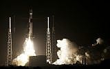 A SpaceX Falcon 9 rocket lifts off with Israel's Lunar Lander and an Indonesian communications satellite at space launch complex 40, February 21, 2019, in Cape Canaveral, Florida (AP Photo/Terry Renna)