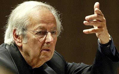Conductor of the Oslo Philharmonic Orchestra, Andre Previn, leads the 15th symphony concert during the Lucerne Festival in the concert hall in Switzerland, September 1, 2004. (Urs FlueelerKEYSTONE via AP, File)