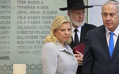 Rabbi Gabriel Davidovich, center, pictured with Prime Minister Benjamin Netanyahu, right, and Sara Netanyahu at the AMIA Jewish community center in Buenos Aires, Argentina, Monday, Sept. 11, 2017. (AP/Israeli Government Press Office)