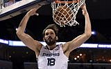 Memphis Grizzlies forward Omri Casspi dunks during the second half of the team's NBA basketball game against the Sacramento Kings on on January 25, 2019, in Memphis, Tennessee. (AP Photo/ Brandon Dill)