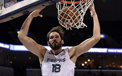 Memphis Grizzlies forward Omri Casspi dunks during the second half of the team's NBA basketball game against the Sacramento Kings on on January 25, 2019, in Memphis, Tennessee. (AP Photo/ Brandon Dill)