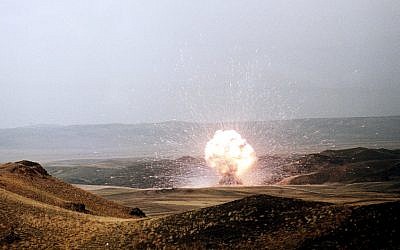 The 957th and last of the Soviet Union's SS-23 shorter range missiles is destroyed at the Saryozek base in Kazakhstan, USSR, 27. October 1989, in keeping with the US-Soviet INF Treaty. (AP-Photo)