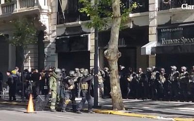 Argentinian security forces hold a large-scale drill at the Israeli embassy in Buenos Aries on February 3, 2019. (screen capture: Clarin)
