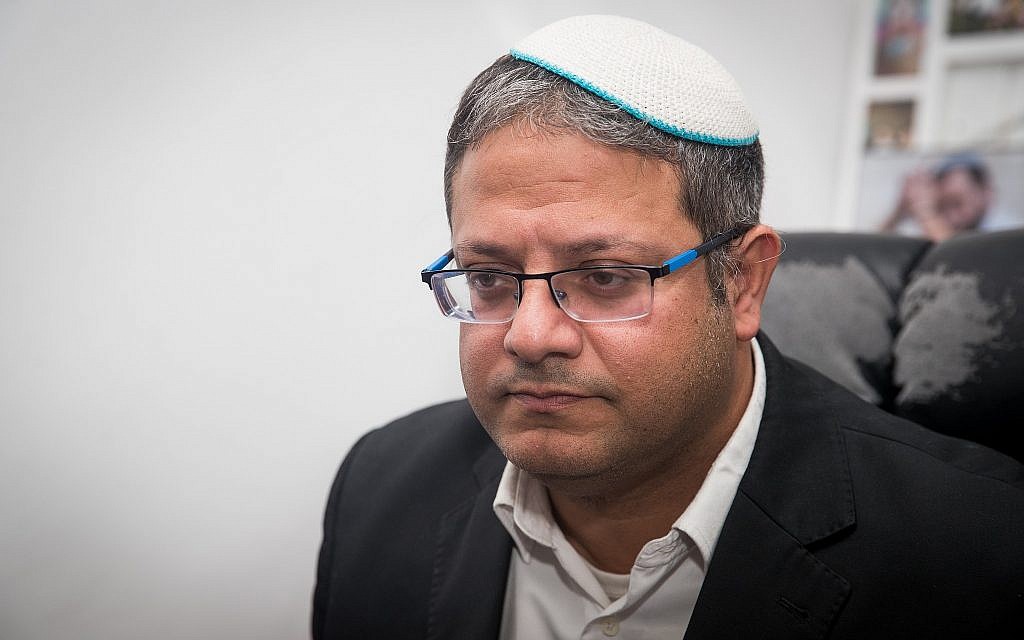 Itamar Ben Gvir holds a press conference with family members of Yehuda and Tamar Kaduri, who were found dead in their home in Jerusalem's Armon Hanatziv neighborhood, on January 30, 2019. (Yonatan Sindel/Flash90)