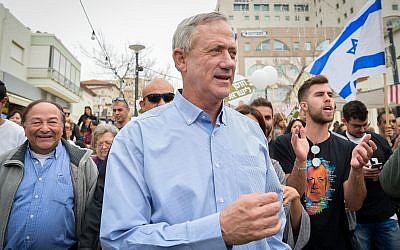 Israel Resilience Party leader Benny Gantz campaigns in Rishon Lezion, on February 1, 2019. (Flash90)