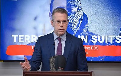 Strategic Affairs Minister Gilad Erdan speaks at press conference with foreign media in Bnei Brak on February 3, 2019. (Flash90)