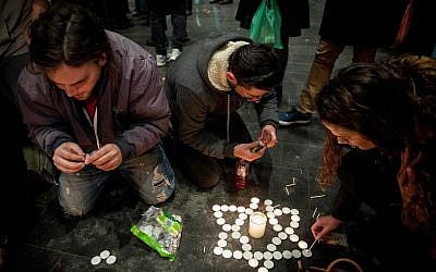 Israelis light candles in memory of 19-year-old Ori Ansbacher, in Zion Square in Jerusalem, on February 9, 2019. (Yonatan Sindel/Flash90)