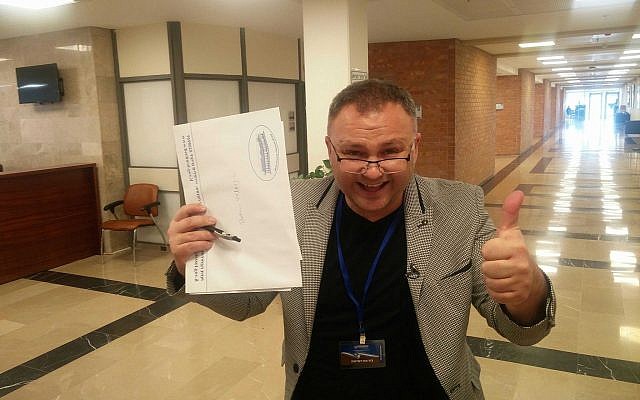 Semeon Grafman registers his party at the Central Elections Committee, February 20, 2019 (Courtesy)