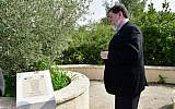 Pittsburgh Mayor Bill Peduo visits a memorial plague in Jerusalem for the victims of the Tree of Life synagogue shooting on February 24, 2019. (Rafi Ben Hakun/KKL-JNF)