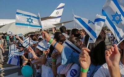 Immigrants from France arriving at Ben Gurion Airport, July 2018. (Nir Kafri, The Jewish Agency for Israel)