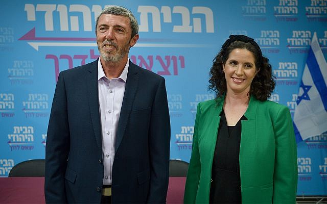 Head of the Jewish Home Party Rabbi Rafi Peretz with new party member Yifat Erlich in Tel Aviv, February 13, 2019. (Flash90) Head of the Jewish Home Party Rabbi Rafi Peretz with new party member Yifat Erlich in Tel Aviv, February 13, 2019. (Flash90)