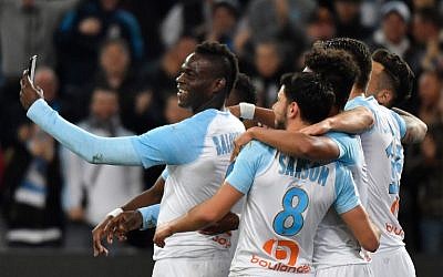 Marseille's Italian forward Mario Balotelli (L) takes a selfie with teammates after scoring during the French L1 football match between Olympique de Marseille and AS Saint-Etienne at the Velodrome Stadium in Marseille, southern France on March 3, 2019. (Photo by GERARD JULIEN / AFP)