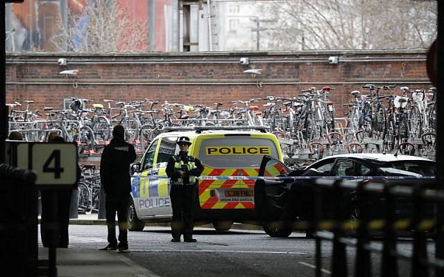 A policewoman stands guard outside Waterloo Station, central London on March 5, 2019, following a report of a suspicious package at the station. (Tolga AKMEN / AFP) A policewoman stands guard outside Waterloo Station, central London on March 5, 2019, following a report of a suspicious package at the station. (Tolga AKMEN / AFP)