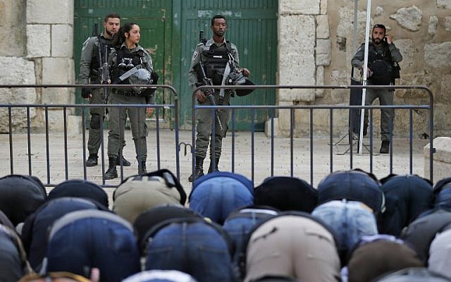 Muslim worshipers pray in front of a barrier after Border Police closed one of the entrances to the Temple Mount compound in the Old City of Jerusalem, which houses the Al-Aqsa Mosque, on March 12, 2019. (Ahmad Gharabli/AFP) Muslim worshipers pray in front of a barrier after Border Police closed one of the entrances to the Temple Mount compound in the Old City of Jerusalem, which houses the Al-Aqsa Mosque, on March 12, 2019. (Ahmad Gharabli/AFP)