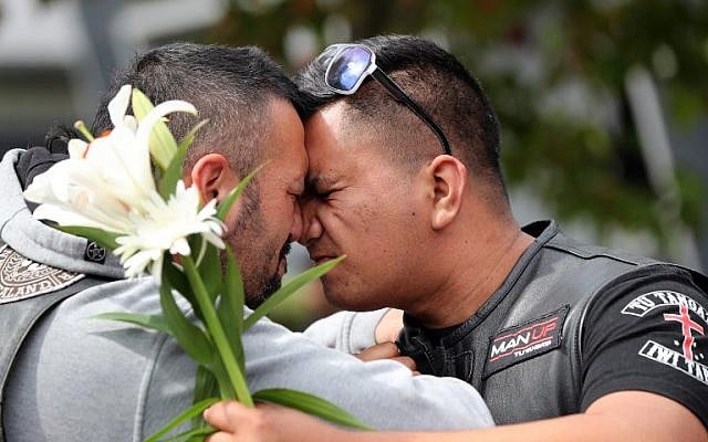 Residents pay their respect at Hagley College for the victims of the mosques attacks in Christchurch on March 16, 2019. (MICHAEL BRADLEY / AFP) Residents pay their respect at Hagley College for the victims of the mosques attacks in Christchurch on March 16, 2019. (MICHAEL BRADLEY / AFP)