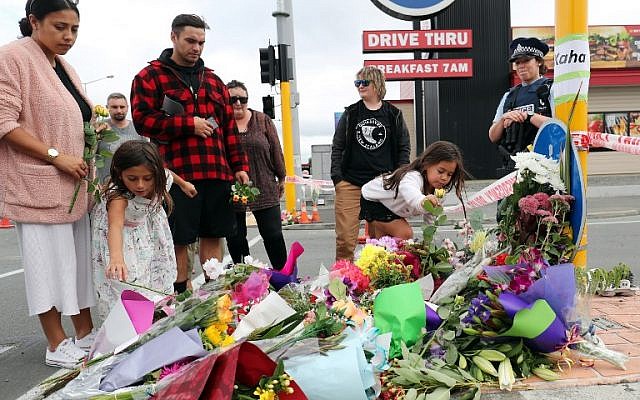 Residents place flowers at the police cordon as police continue to search the area close by the Linwood Ave Mosque in Christchurch, New Zealand, on March 16, 2019. (MICHAEL BRADLEY / AFP) Residents place flowers at the police cordon as police continue to search the area close by the Linwood Ave Mosque in Christchurch, New Zealand, on March 16, 2019. (MICHAEL BRADLEY / AFP)
