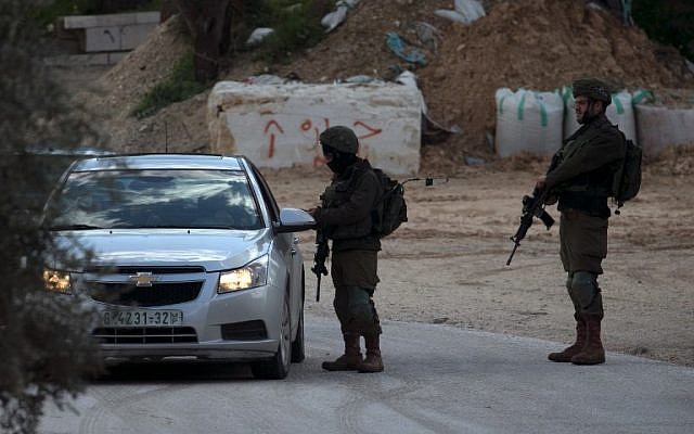 Israeli security forces search cars near the Palestinian village of Jamain, in the West Bank on March 17, 2019, following an attack that killed an Israeli and wounded two others. (JAAFAR ASHTIYEH / AFP)