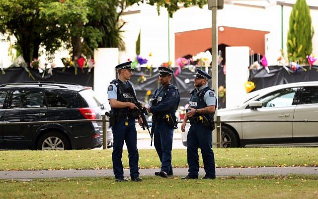 Armed police stay guard in front of the Al Noor mosque in Christchurch on March 18, 2019, four days after 50 worshippers were killed in two mosques attacks, the worst on Muslims in a Western country. (Photo by DAVID MOIR / AFP) Armed police stay guard in front of the Al Noor mosque in Christchurch on March 18, 2019, four days after 50 worshippers were killed in two mosques attacks, the worst on Muslims in a Western country. (Photo by DAVID MOIR / AFP)