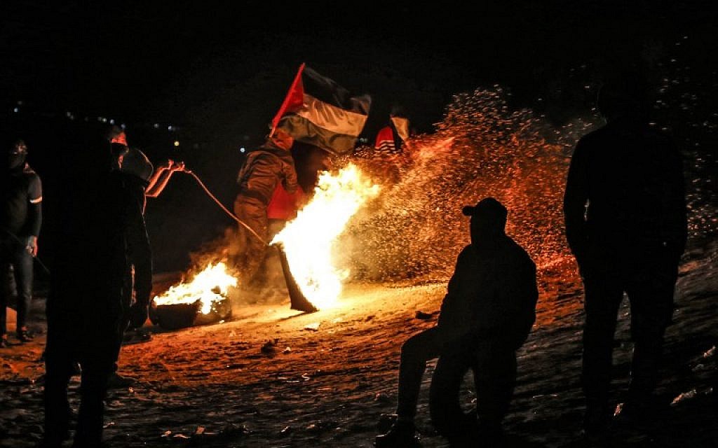 Palestinian protesters take part in a night demonstration near the fence along the border with Israel, in Rafah in the southern Gaza Strip, on March 19, 2019. (SAID KHATIB / AFP)