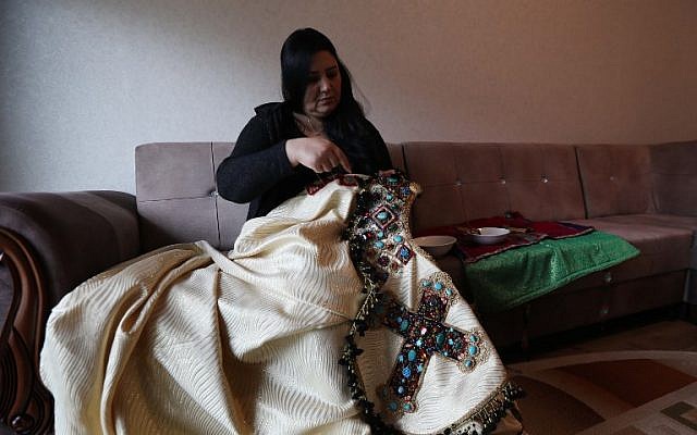 Iraqi Kurdish artist Shanaz Jamal, 40, embroiders a robe ornated with religious symbols of communities of Iraq's multi-ethnic north, in Arbil, the capital of the Kurdish autonomous region, on March 27, 2019. (Photo by SAFIN HAMED / AFP) Iraqi Kurdish artist Shanaz Jamal, 40, embroiders a robe ornated with religious symbols of communities of Iraq's multi-ethnic north, in Arbil, the capital of the Kurdish autonomous region, on March 27, 2019. (Photo by SAFIN HAMED / AFP)