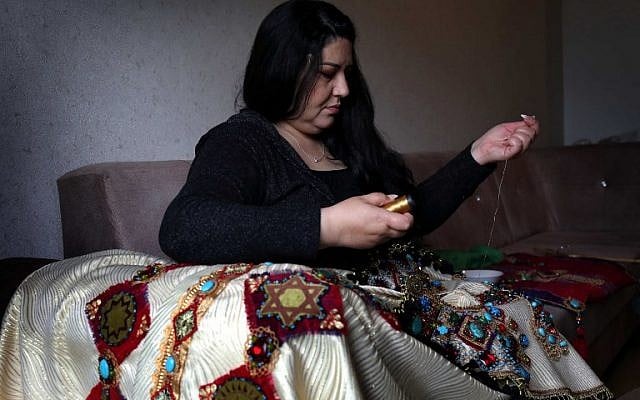 Iraqi Kurdish artist Shanaz Jamal, 40, embroiders a robe ornated with religious symbols of communities of Iraq's multi-ethnic north, in Arbil, the capital of the Kurdish autonomous region, on March 27, 2019. (Photo by SAFIN HAMED / AFP) Iraqi Kurdish artist Shanaz Jamal, 40, embroiders a robe ornated with religious symbols of communities of Iraq's multi-ethnic north, in Arbil, the capital of the Kurdish autonomous region, on March 27, 2019. (Photo by SAFIN HAMED / AFP)