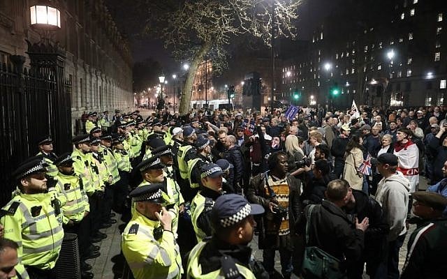 Pro-Brexit supporters (R) face police officers (L) securing the gates of Downing Street in central London on March 29, 2019. (Daniel Leal-Olivas/AFP) Pro-Brexit supporters (R) face police officers (L) securing the gates of Downing Street in central London on March 29, 2019. (Daniel Leal-Olivas/AFP)
